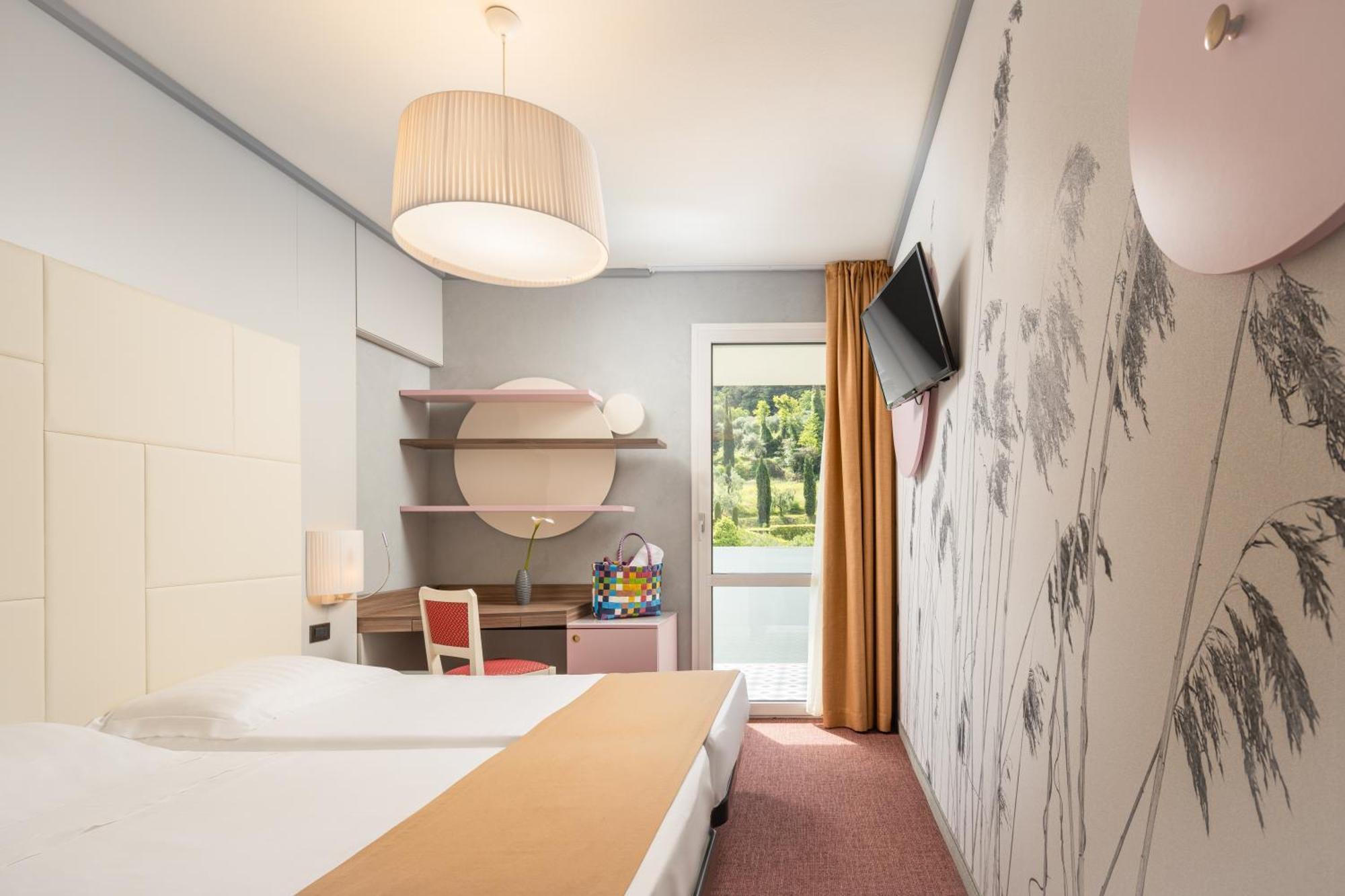 Hotel La Perla - Bike Hotel Garda  Bagian luar foto