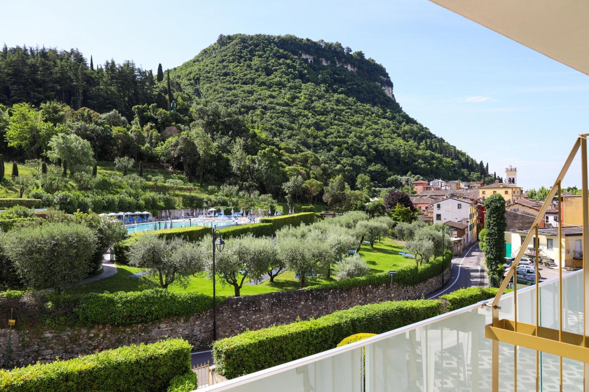Hotel La Perla - Bike Hotel Garda  Bagian luar foto