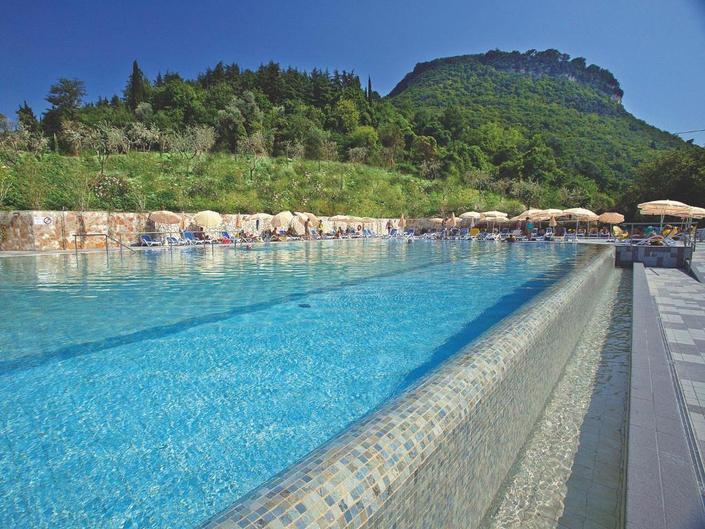 Hotel La Perla - Bike Hotel Garda  Bagian luar foto