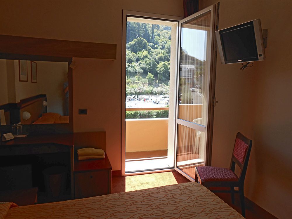 Hotel La Perla - Bike Hotel Garda  Bagian luar foto
