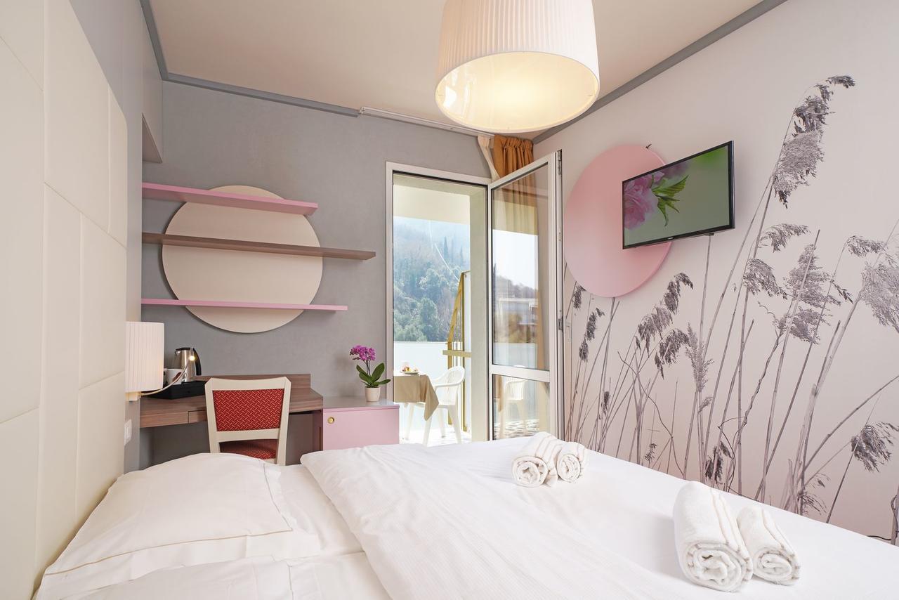 Hotel La Perla - Bike Hotel Garda  Bagian luar foto