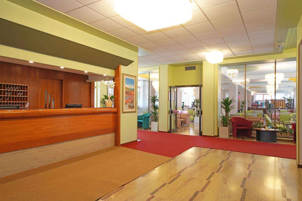 Hotel La Perla - Bike Hotel Garda  Bagian luar foto