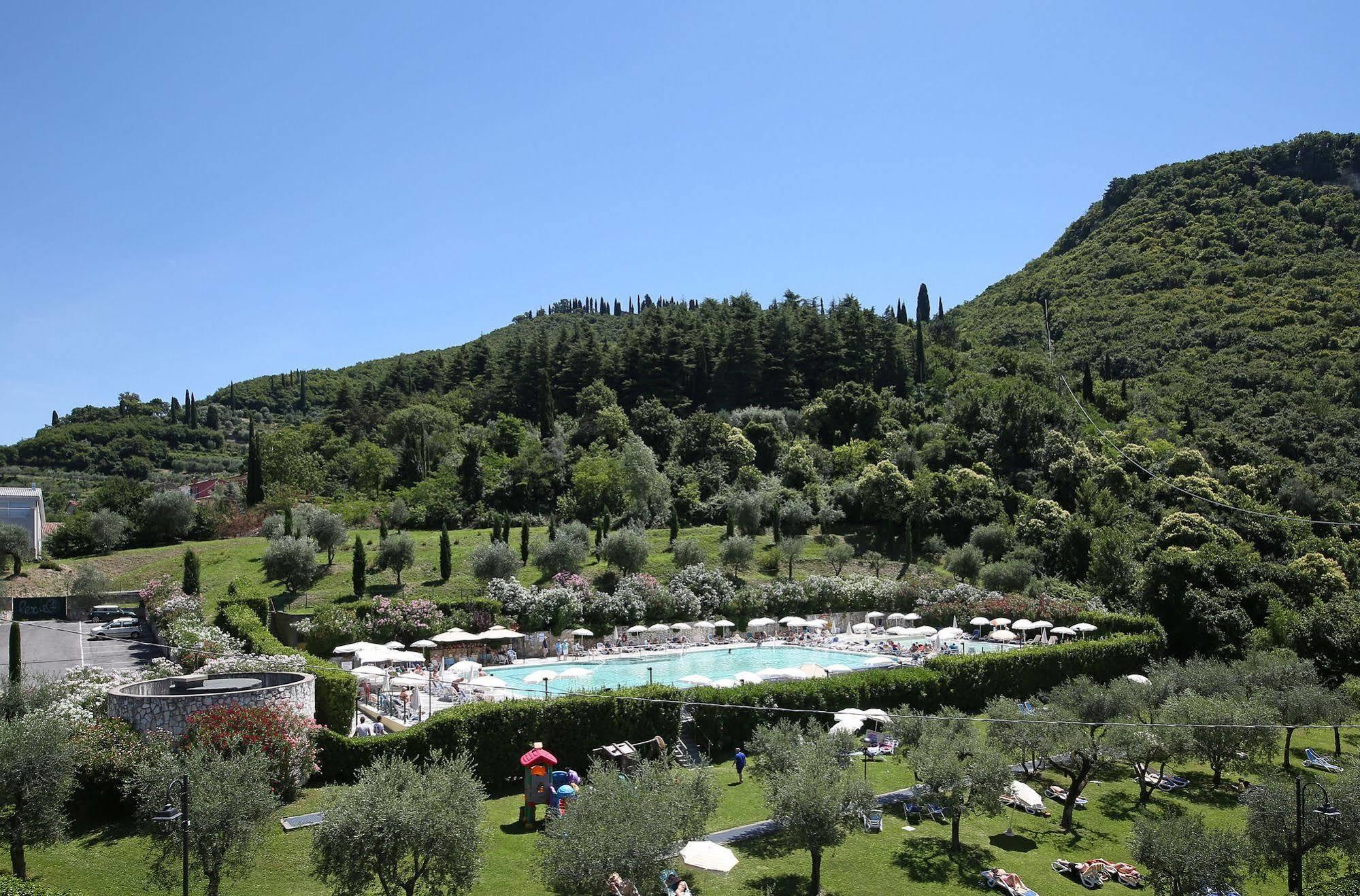 Hotel La Perla - Bike Hotel Garda  Bagian luar foto