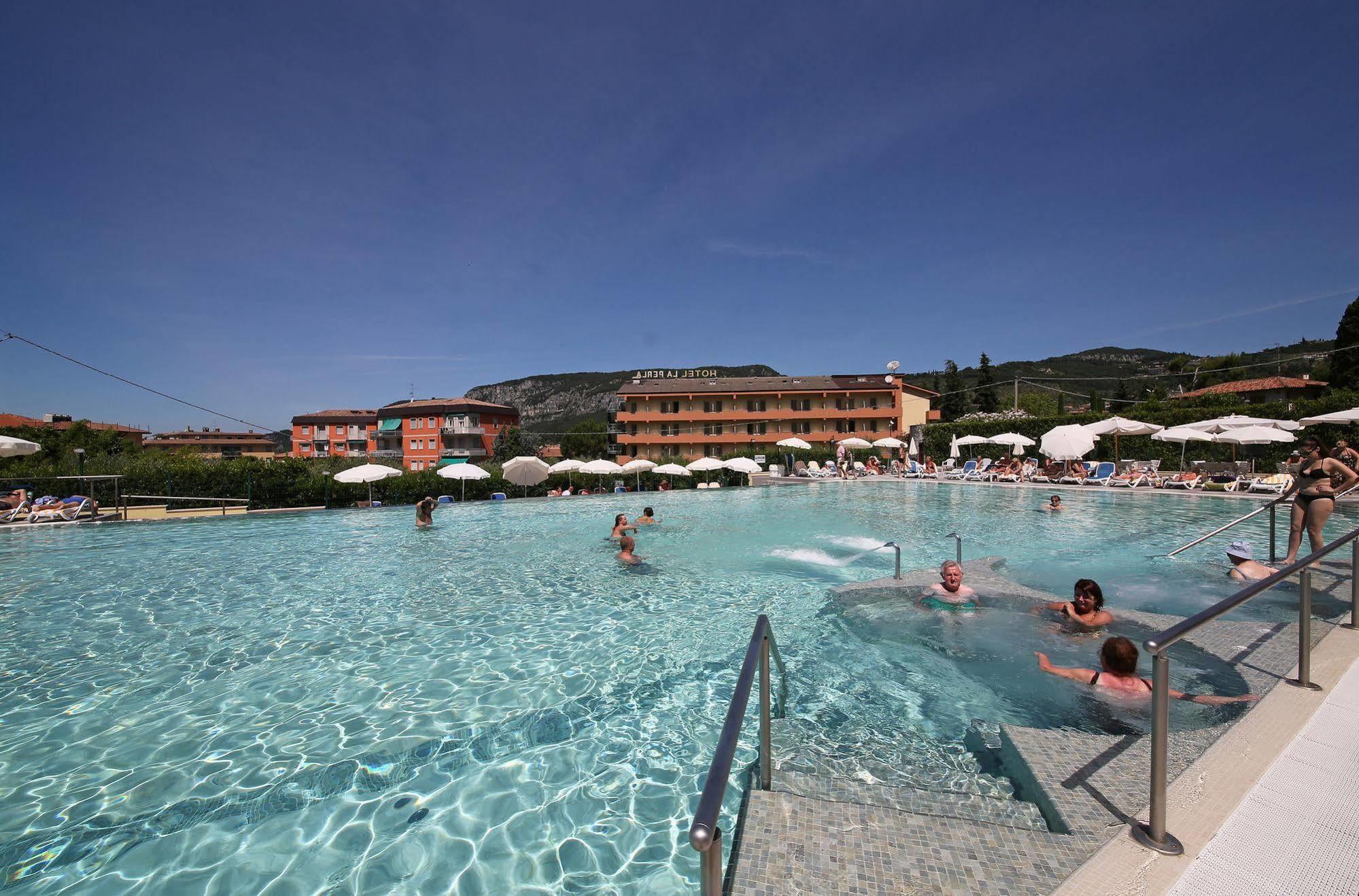 Hotel La Perla - Bike Hotel Garda  Bagian luar foto
